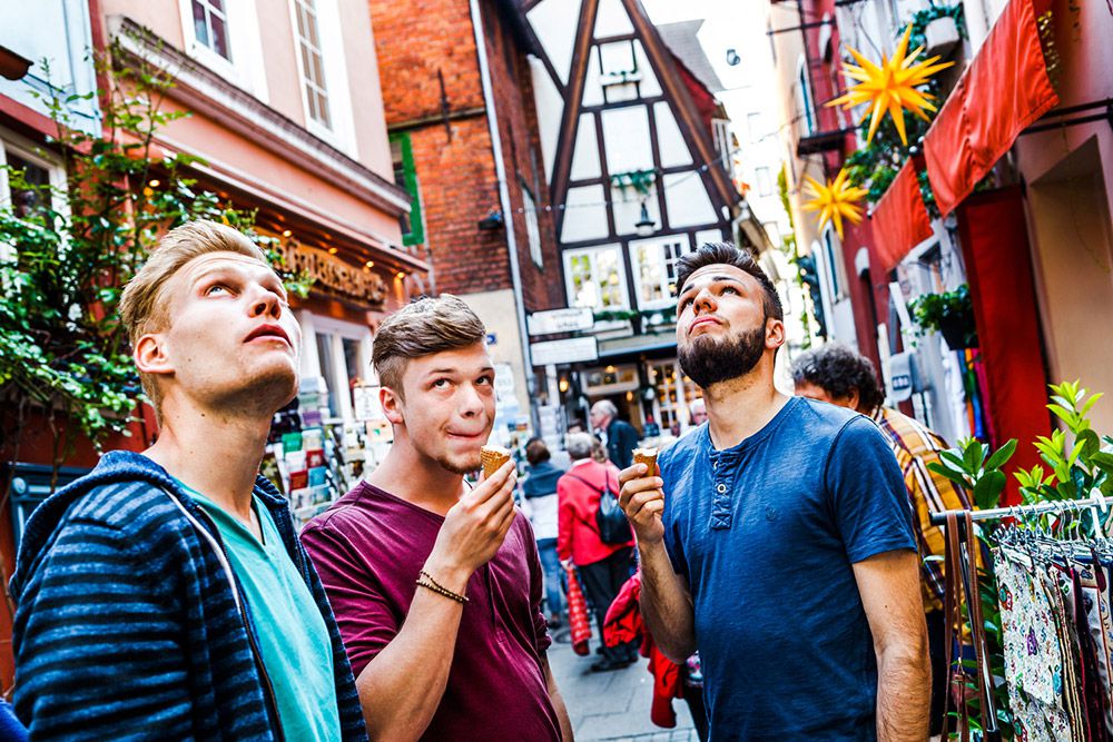 Drei junge Männer beim Städtetrip in Bremen