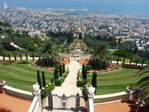 Blick von den Bahá'í gardens auf Haifa und das Meer
