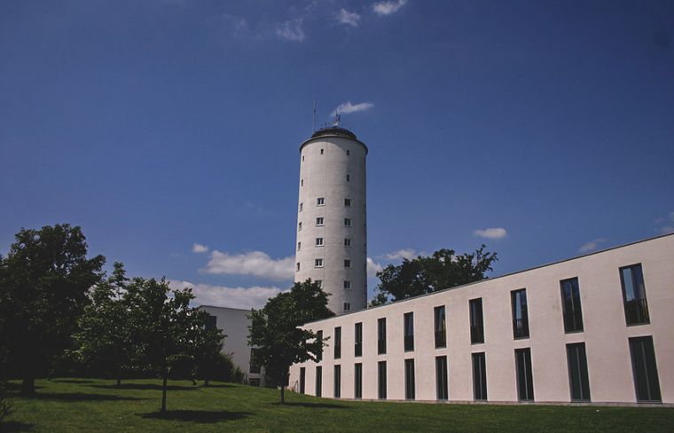 Ein Gebäude mit einem Turm im Hintergund