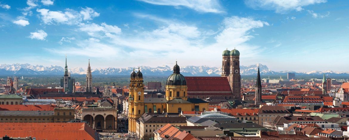 Panoramafoto von der Münchener Innenstadt mit den Alpen im Hintergrund
