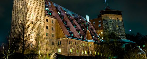 Nachtaufnahme der Jugendherberge Nürnberg