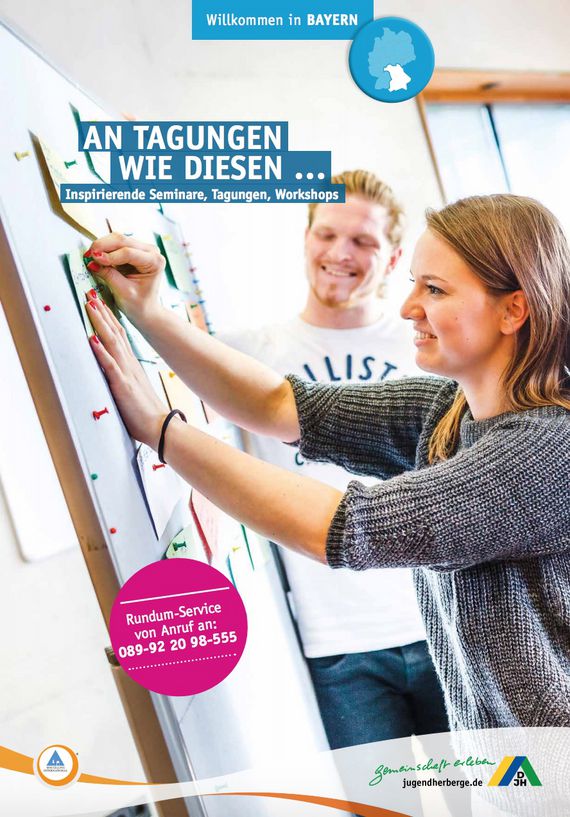 Coverseite der Tagungsbroschüre der bayerischen Jugendherbergen: Zwei Leute arbeiten an einer Pinnwand. Darüber der Slogan "An Tagungen wie diesen ... inspirierende Tagungen, Seminare und Workshops"