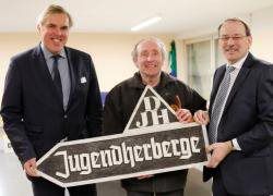 von links: DJH-Hauptgeschäftsführer Bernd Dohn, Hans Ermert und Landrat Thomas Gemke
