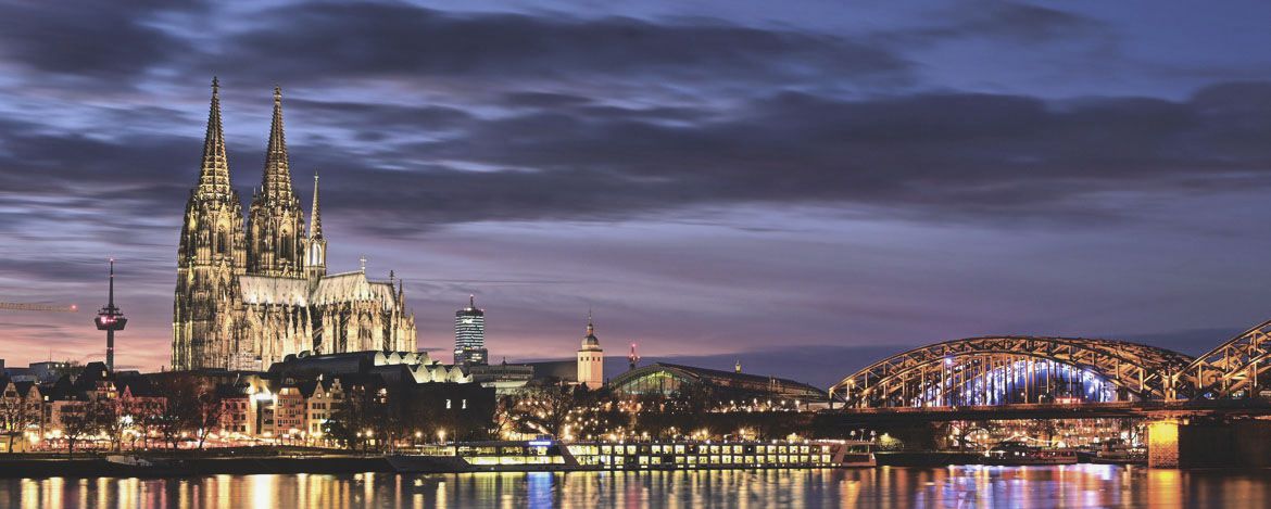 Kölner Dom und der Rhein bei Nacht beleuchtet