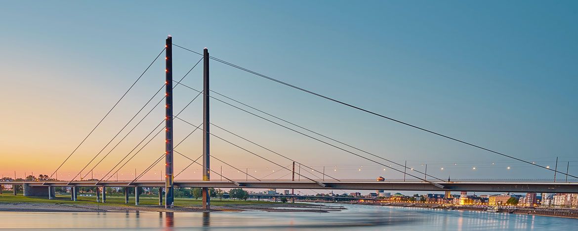 Brücke über den Rhein in Düsseldorf