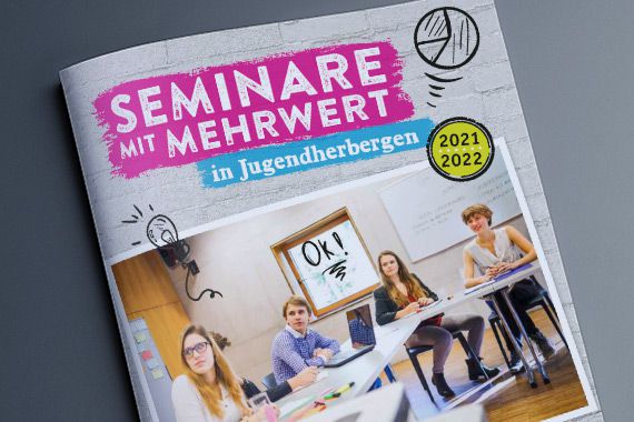 DasBild zeigt die Coverseite der Broschüre "Seminare mit Mehrwert in Jugendherbegen"