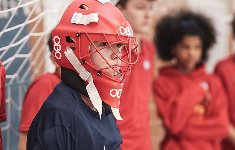 Im Hockey-Tor sind Helm und Körperschutz unverzichtbar