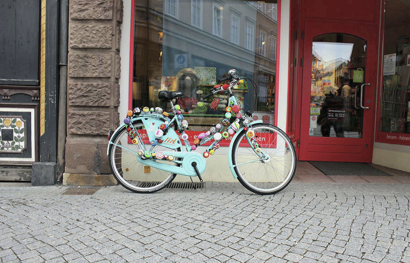Trip in die Jugendherberge Eisenach buntes Fahrrad vor Schaufenster