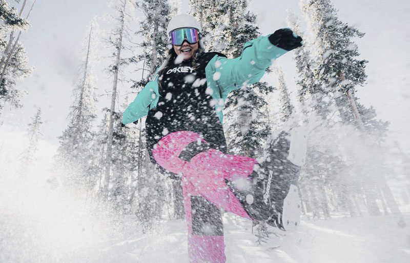Frau hat Spaß im tiefen Schnee im Wintersport Urlaub