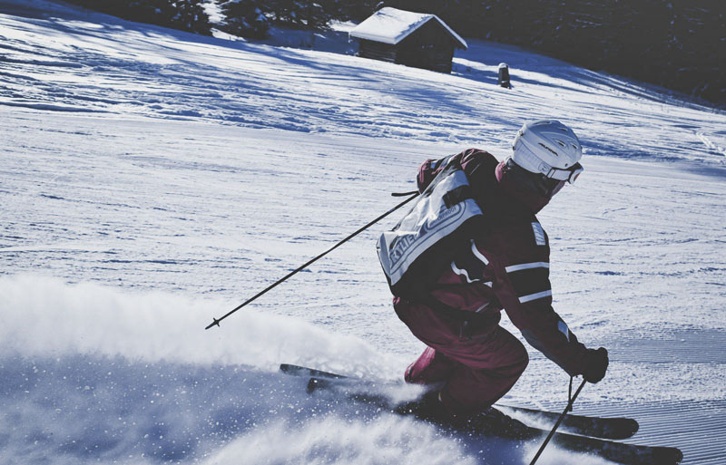 Mann beim Skifahren mit Wintersportausruestung 