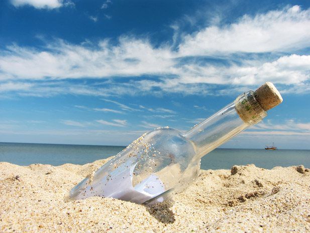 Flasche im Sand am Strand 