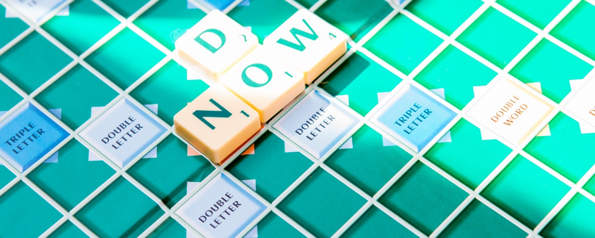 Ein englisches Scrabblebrett mit den Worten: „Do now“ 