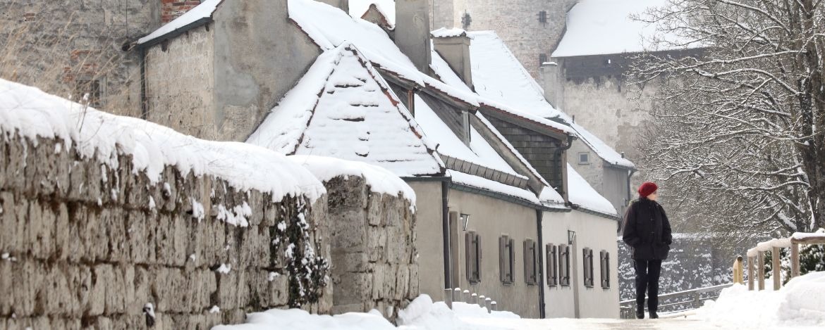 Schnee innerhalb der Burganlage Burghausen