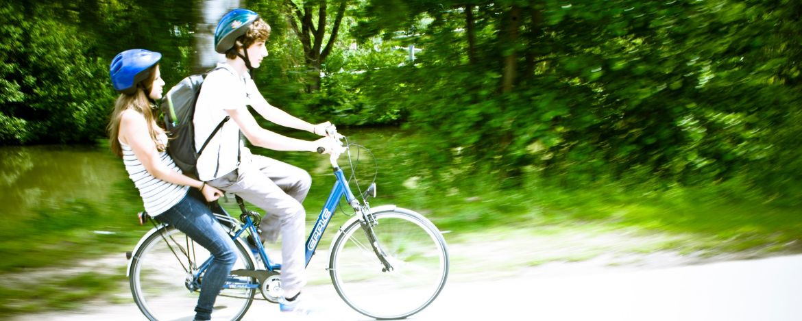 Jugendliche erkunden mit dem Fahrrad das Altmühltal