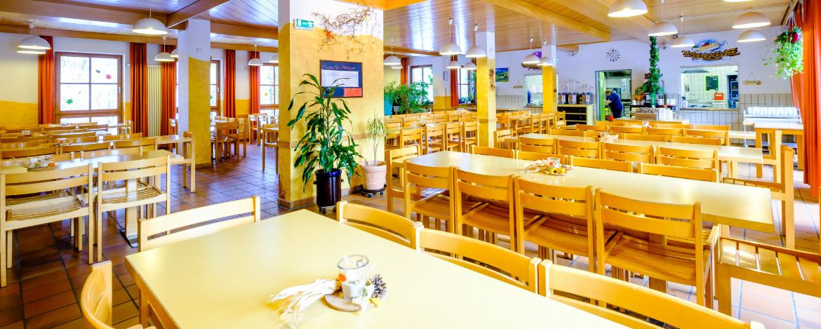 Großer und heller Speisesaal in der Jugendherberge Falkenberg-Tannenlohe