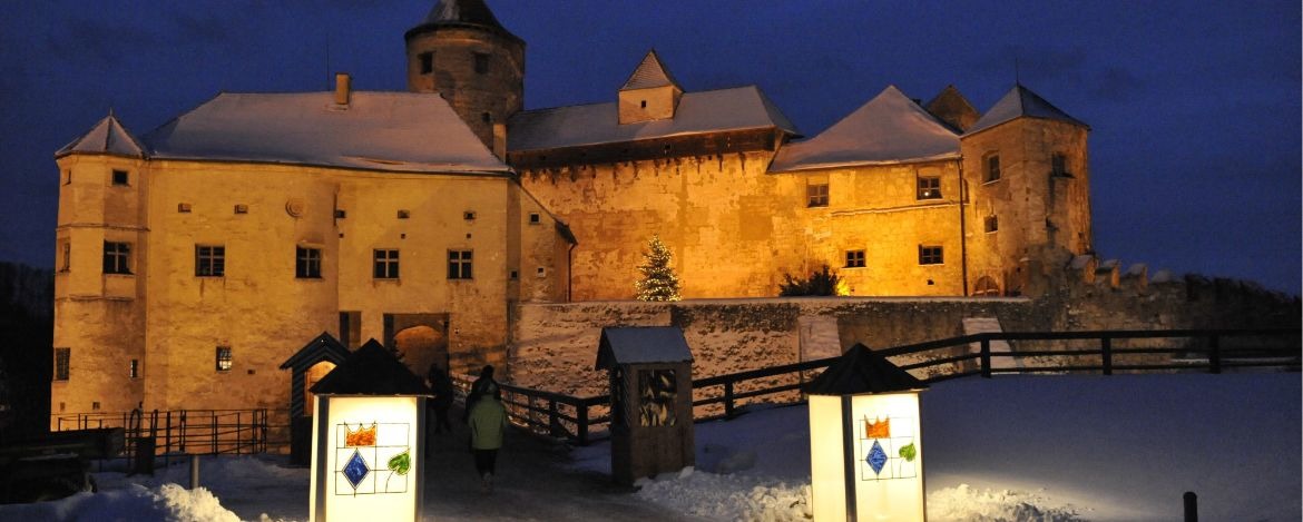 Nächtlicher Blick auf die Burg im Winter