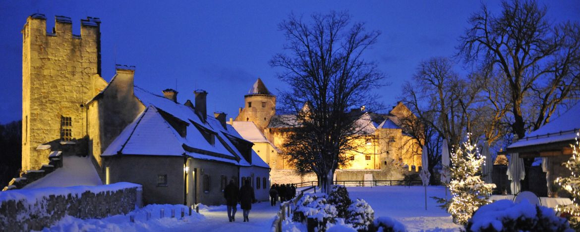 Beleuchtete Burg zu Burghausen im Winter