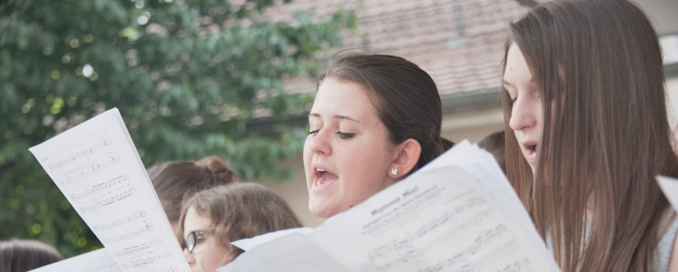 Singende junge Frauen während einer Chorprobe