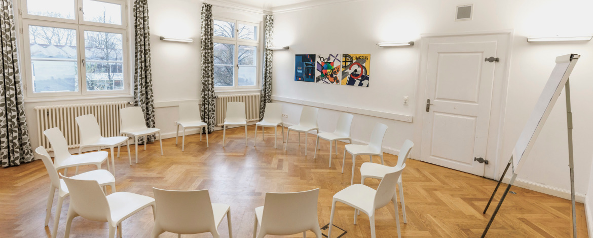 Der Raum Bregenz in der Jugendherberge Lindau ist ausgestattet mit Stühlen und kann ideal zum Proben genutzt werden.