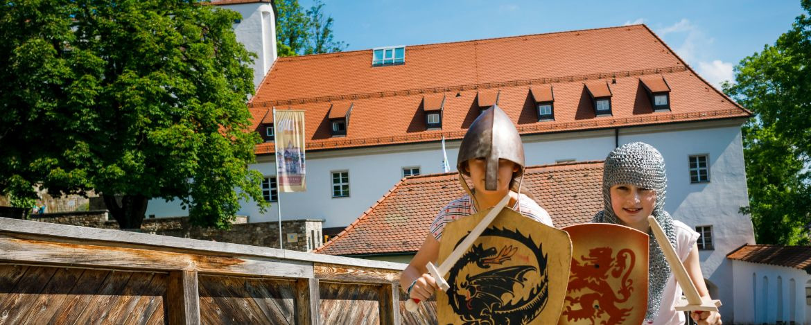 Jugendliche in mittelalterlichen Ritterrüstungen