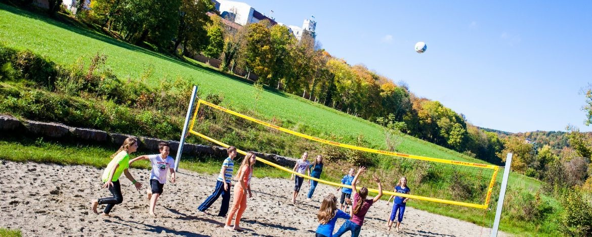 Viel Bewegung beim Beachvolleyball spielen in der Jugendherberge Eichstätt