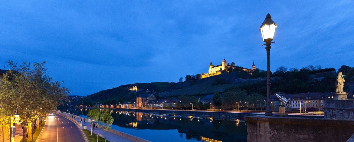 Würzburg bei Nacht, Blick auf Main und Festung Marienberg