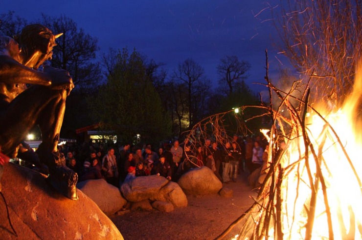 Feuer im Hexenkreis zur Harzer Walpurgisnacht auf dem Hexentanzplatz