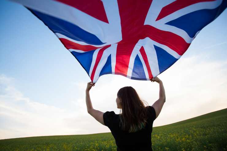 Englische Klassenfahrt - Mädchen mit englischer Flagge