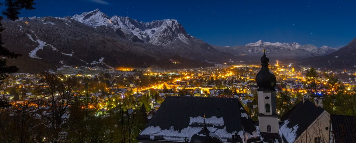 Garmisch-Partenkirchen bei Nacht im Winter