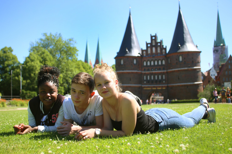 Schulklasse in Lübeck vor dem Holstentor