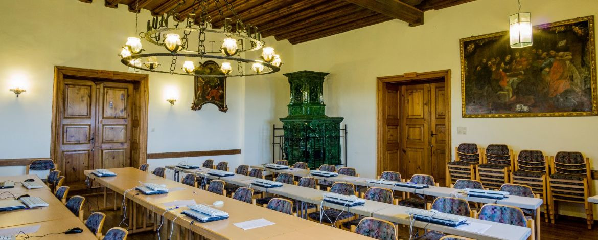 Heller und modern ausgestatteter Tagungsraum in der Jugendherberge Burg Wernfels 