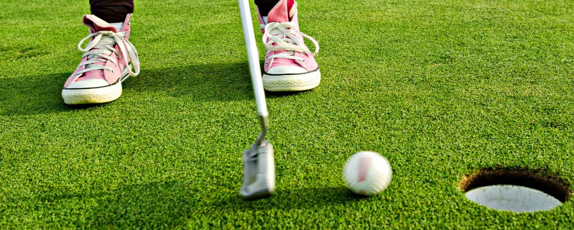 Einlochen üben beim Golf-Kurs für Schulklassen