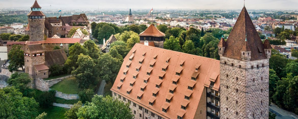 Blick auf die Jugendherberge und die Kaiserburg in Nürnberg