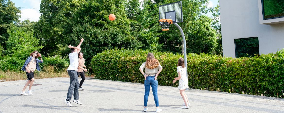 Gemeinsam Basketballspielen auf dem Außengelände der Jugendherberge