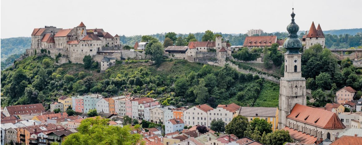 Blick auf Stadt und Burg von Burghausen