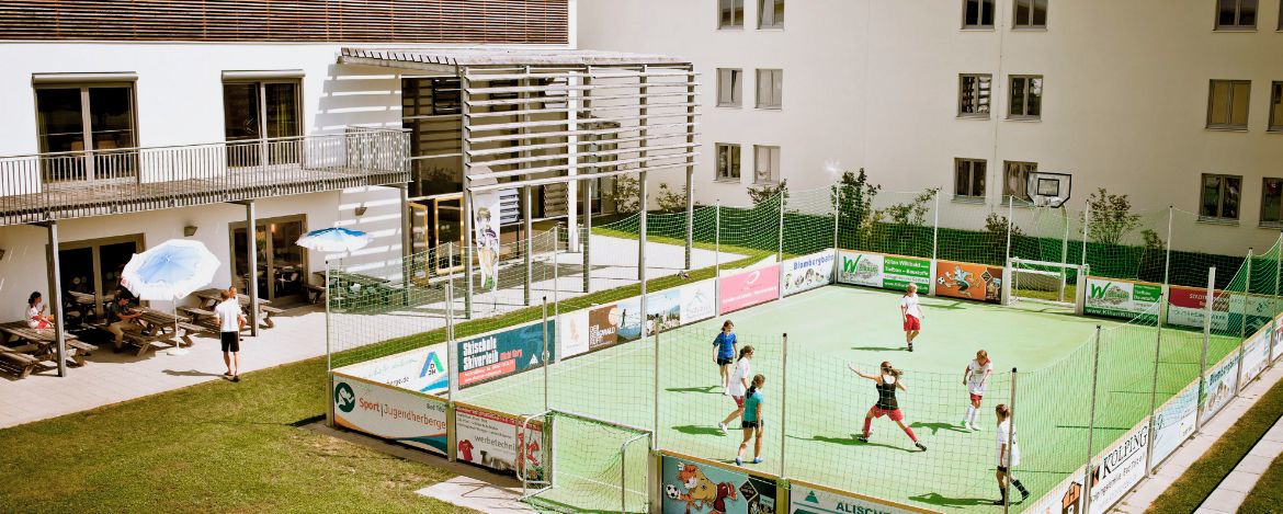 Action für Jugendliche auf der Speed Soccer Anlage der Sport|Jugendherberge Bad Tölz