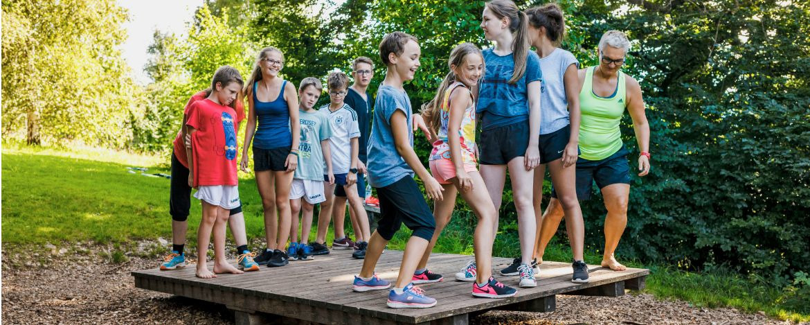 Teamtraining und Bewegungsspiele im Aktiv-Parcours der Sport|Jugendherberge Bad Tölz 