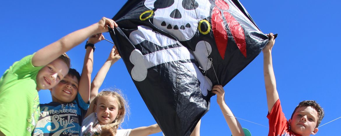 Kinder mit Piratenflagge