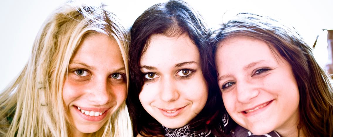 drei lächelnde Mädchen