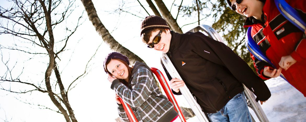 Jugendliche im winterlichen Waldhäuser mit Schlitten