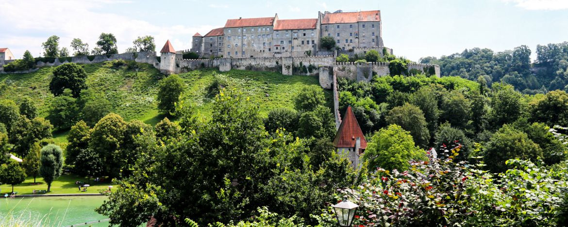 Blick auf die beeindruckende Burganlage von Burghausen und den Wöhrsee