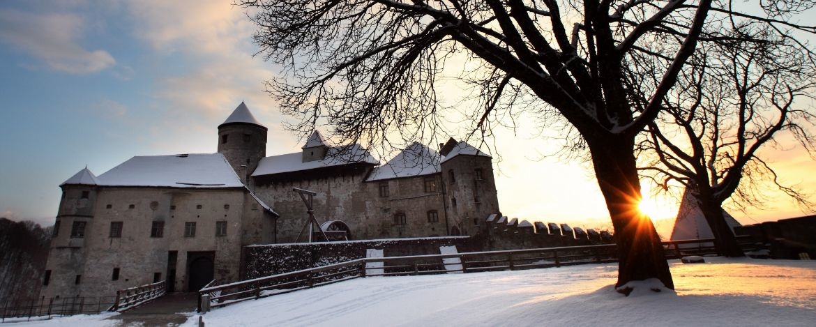 Verschneite Burganlage in Burghausen