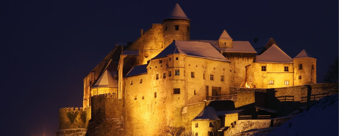 Die weltweit größte Burganlage bei Nacht angeleuchtet