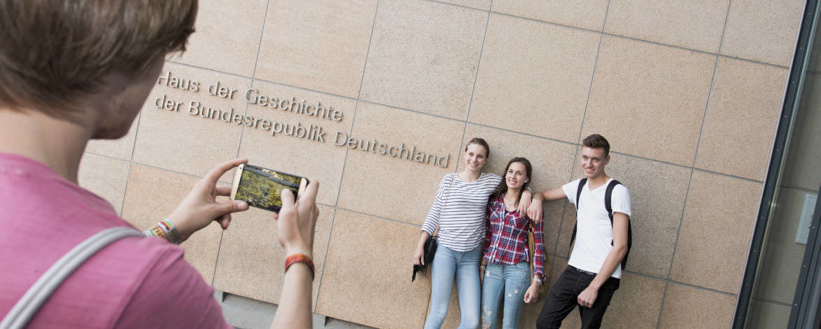 Jugendliche vor dem Haus der Geschichte der Bunderepublik Deutschland