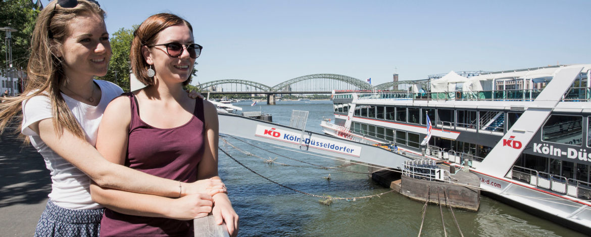 Bootstour auf dem Rhein mit Blick auf die Kölner Skyline