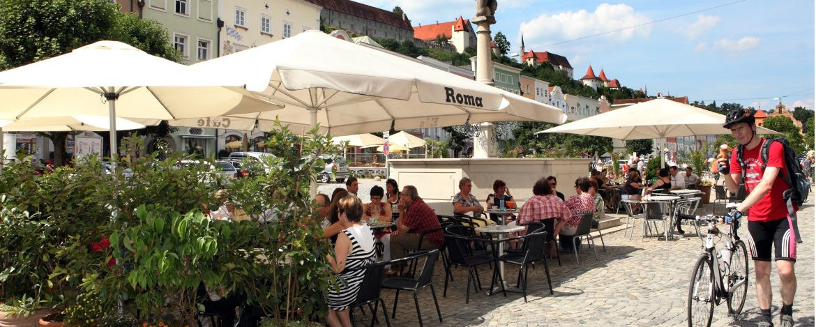 belebtes Cafe am Stadtplatz von Burghausen