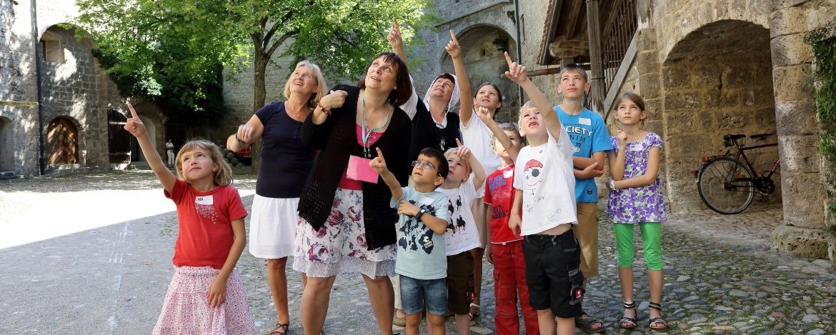 Kinder beim Erkunden der Burg in Burghausen