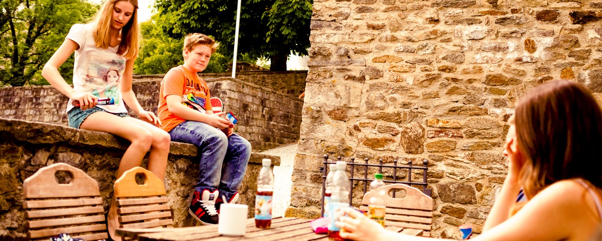 Schüler entspannen auf der Sonnenterasse der Jugendherberge Passau