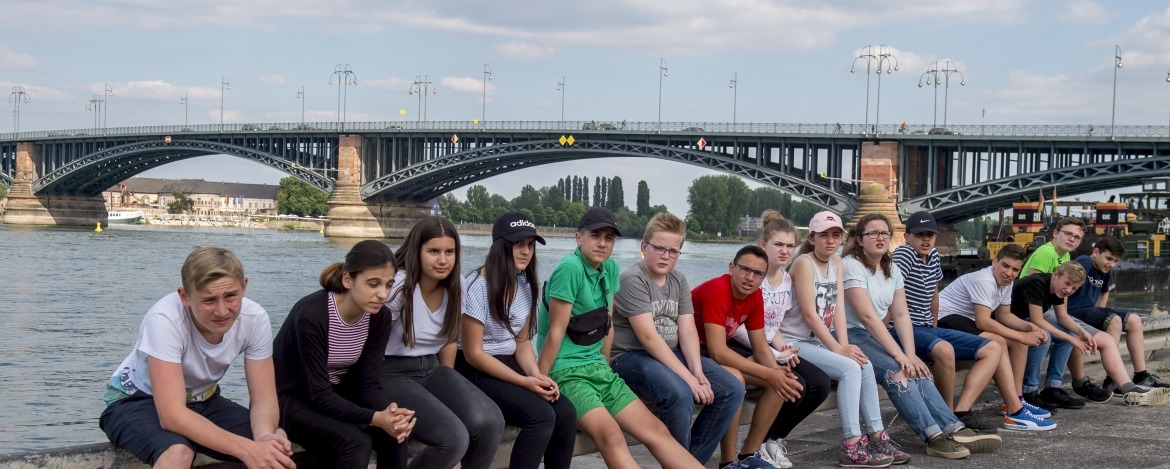 Schulklasse am Rheinufer