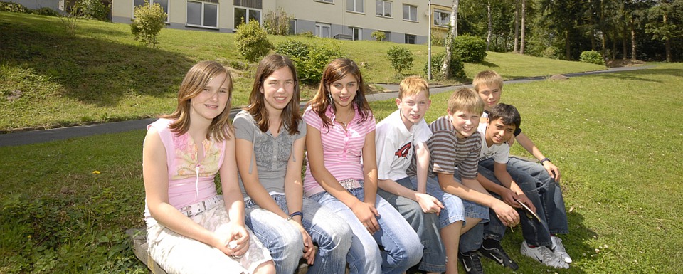Schülerinnen vor der Jugendherberge Mayen